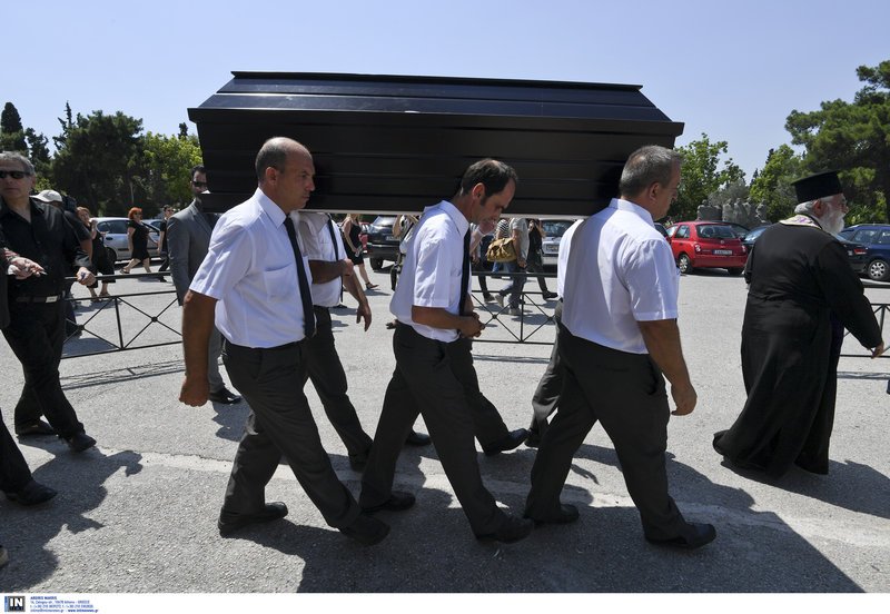 Ολη η ελληνική τηλεόραση και το θέατρο στο τελευταίο αντίο στην Τζέσυ Παπουτσή [εικόνες] | iefimerida.gr 5