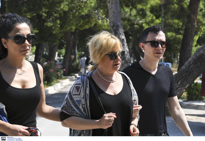 Ολη η ελληνική τηλεόραση και το θέατρο στο τελευταίο αντίο στην Τζέσυ Παπουτσή [εικόνες] | iefimerida.gr 35