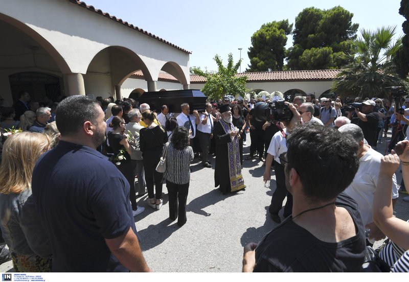 Ολη η ελληνική τηλεόραση και το θέατρο στο τελευταίο αντίο στην Τζέσυ Παπουτσή [εικόνες] | iefimerida.gr 6