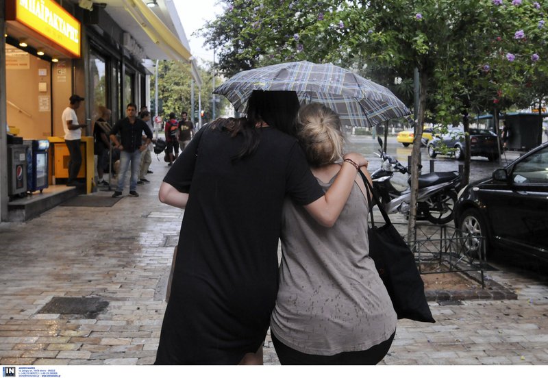 Επιστρατεύτηκαν ομπρέλες για προστασία από την νεροποντή