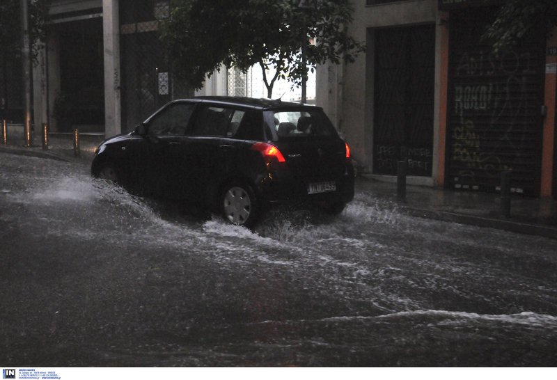 Σε πολλούς δρόμους διεκόπη η κυκλοφορία