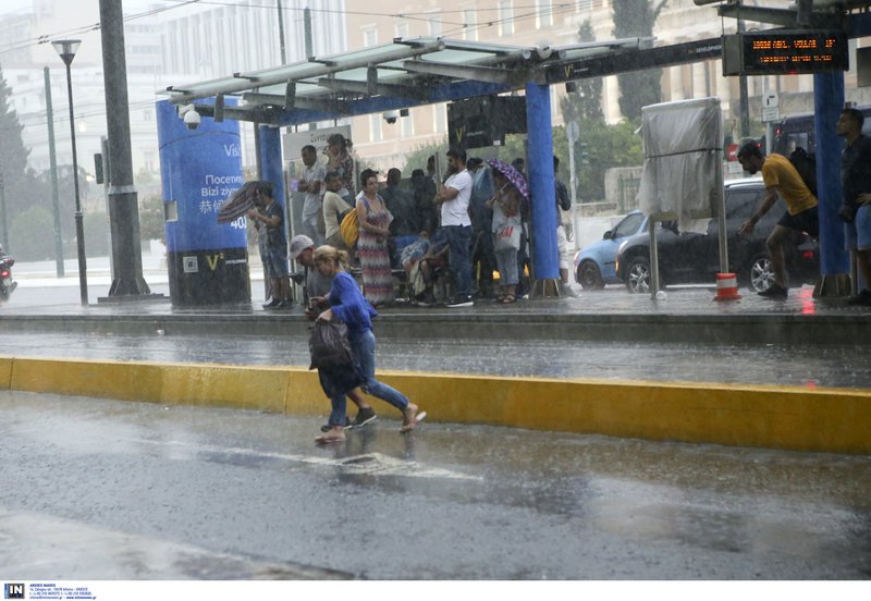 Οι Αθηναίοι και οι τουρίστες σπεύδουν να προφυλαχθούν από τα καιρικά φαινόμενα