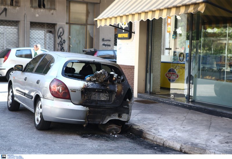 Φωτιά σε αυτοκίνητο στον Κολωνό -Επεκτάθηκε σε σπίτι, κινδύνεψαν 3 ανήλικοι [εικόνες] | iefimerida.gr 2