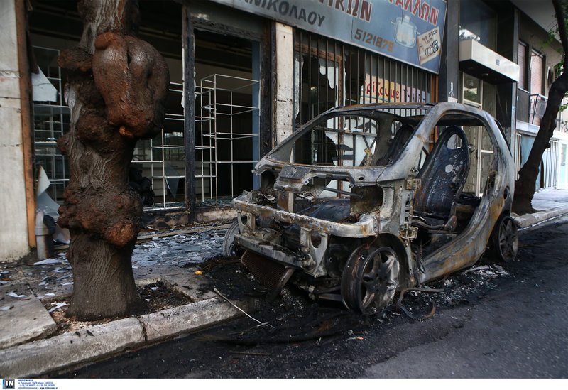 Φωτιά σε αυτοκίνητο στον Κολωνό -Επεκτάθηκε σε σπίτι, κινδύνεψαν 3 ανήλικοι [εικόνες] | iefimerida.gr 4