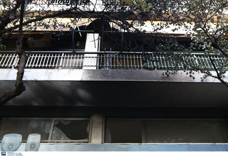 Φωτιά σε αυτοκίνητο στον Κολωνό -Επεκτάθηκε σε σπίτι, κινδύνεψαν 3 ανήλικοι [εικόνες] | iefimerida.gr 1