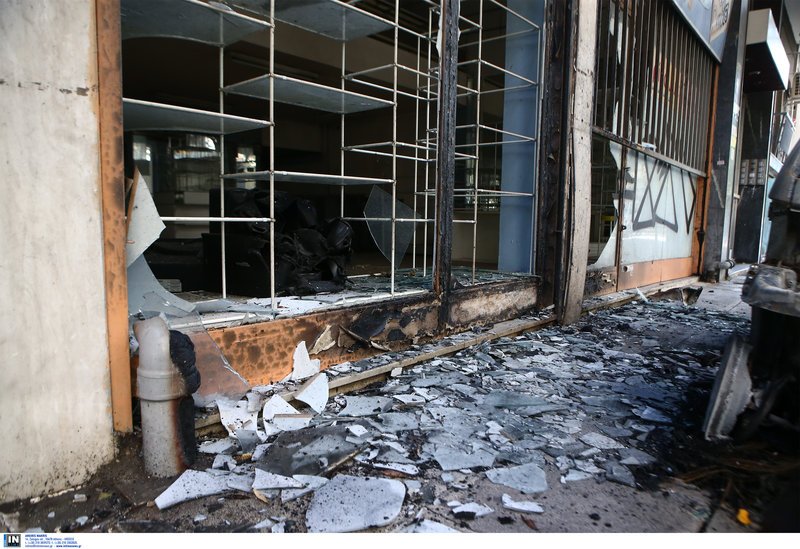 Φωτιά σε αυτοκίνητο στον Κολωνό -Επεκτάθηκε σε σπίτι, κινδύνεψαν 3 ανήλικοι [εικόνες] | iefimerida.gr 5