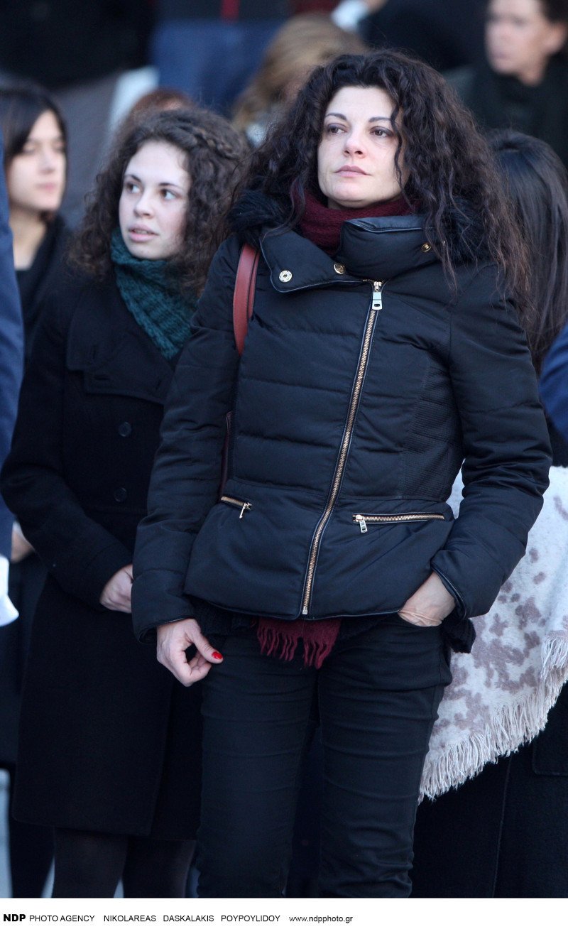 Το τελευταίο αντίο στον Αλέξη Μάρδα -Συντετριμμένη η Τάνια Τρύπη [εικόνες] | iefimerida.gr 4