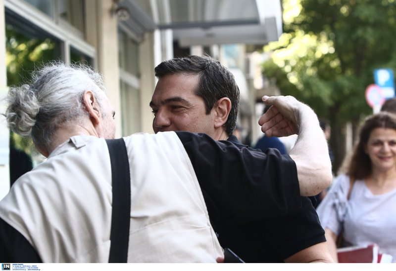 Χαμογελαστός ο Αλέξης Τσίπρας προσέρχεται στην Κουμουνδούρου