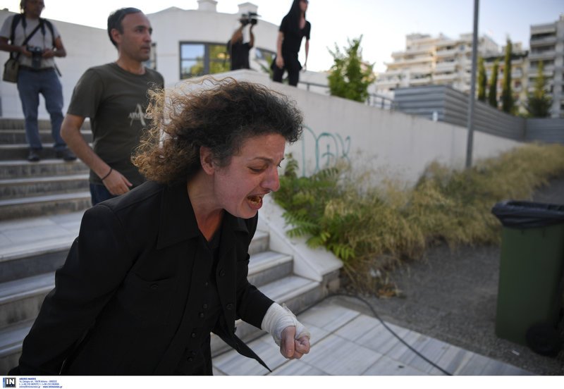 Ξέσπασε η μητέρα της Δώρας Ζέμπερη μετά τα ισόβια: «Δολοφόνε, θα πεθάνεις στην φυλακή» [εικόνες & βίντεο] | iefimerida.gr 3
