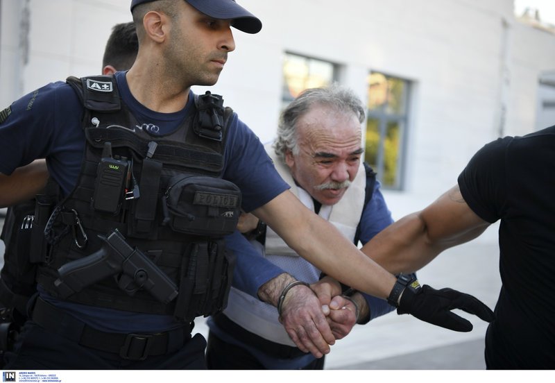 Ο Εμ Σοροπίδης οδηγείται τρέχοντας στην κλούβα της αστυνομίας, μετά την απόφαση
