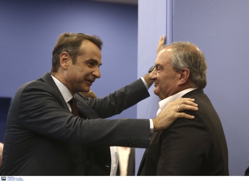 Το θερμό τετ α τετ Μητσοτάκη-Καραμανλή