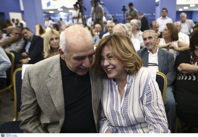 Ο Βαγγέλης Μεϊμαράκης σκάει στα γέλια λέγοντας κάτι με την Μαρία Σπυράκη