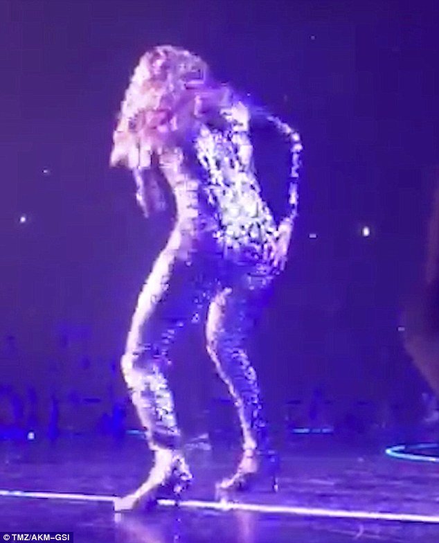 Δεν άντεξαν οι ραφές -Οταν σκίστηκε on stage το κορμάκι της Τζένιφερ Λόπεζ [βίντεο] | iefimerida.gr 0