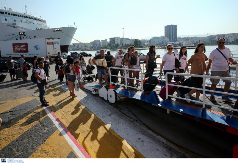 Η έξοδος των Αθηναίων - «Βουλιάζουν» από κόσμο τα λιμάνια Πειραιά, Λαυρίου, Ραφήνας | iefimerida.gr 1