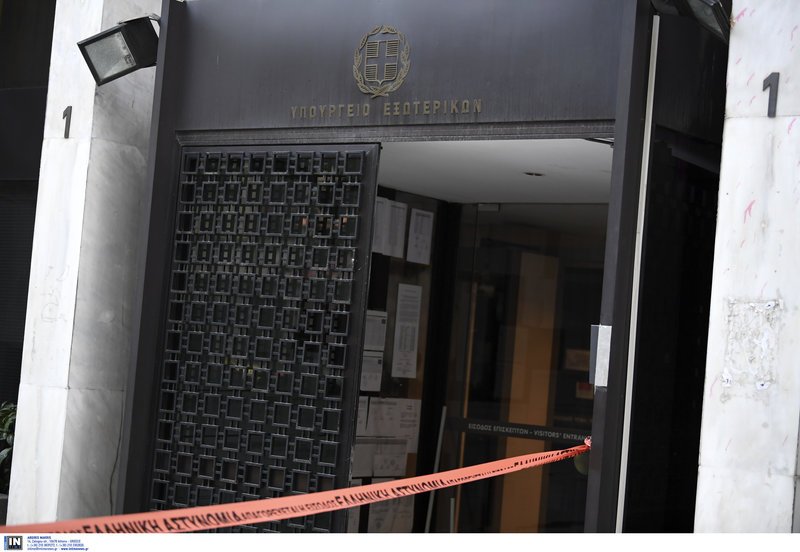 Καταδρομική επίθεση του Ρουβίκωνα στο υπουργείο Εξωτερικών! [εικόνες] | iefimerida.gr 8