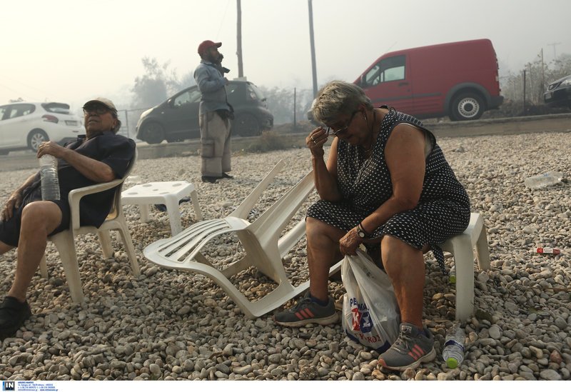 Κινέτα: Απελπισμένοι και εξοργισμένοι κάτοικοι εγκλωβίστηκαν στην παραλία [εικόνες] | iefimerida.gr 4