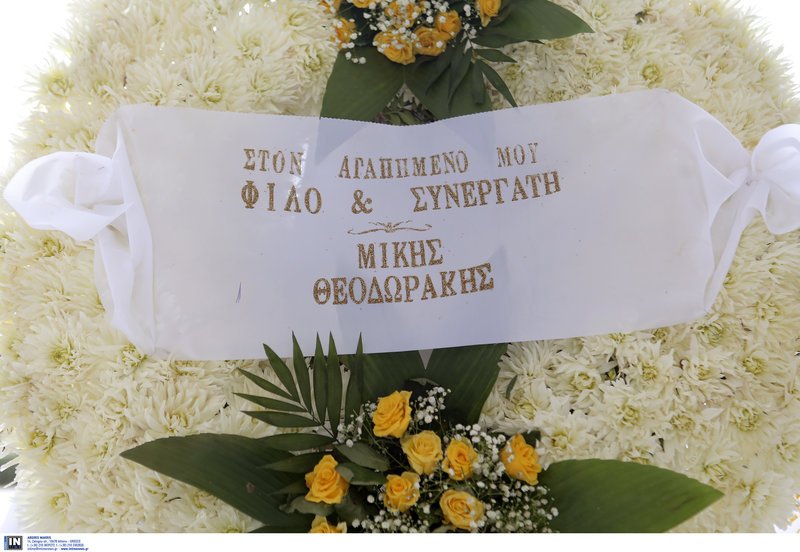 Πολιτικοί και καλλιτέχνες έδωσαν το παρών στην πολιτική κηδεία του Μάνου Ελευθερίου [εικόνες] | iefimerida.gr 5