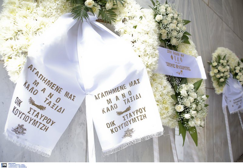 Πολιτικοί και καλλιτέχνες έδωσαν το παρών στην πολιτική κηδεία του Μάνου Ελευθερίου [εικόνες] | iefimerida.gr 19