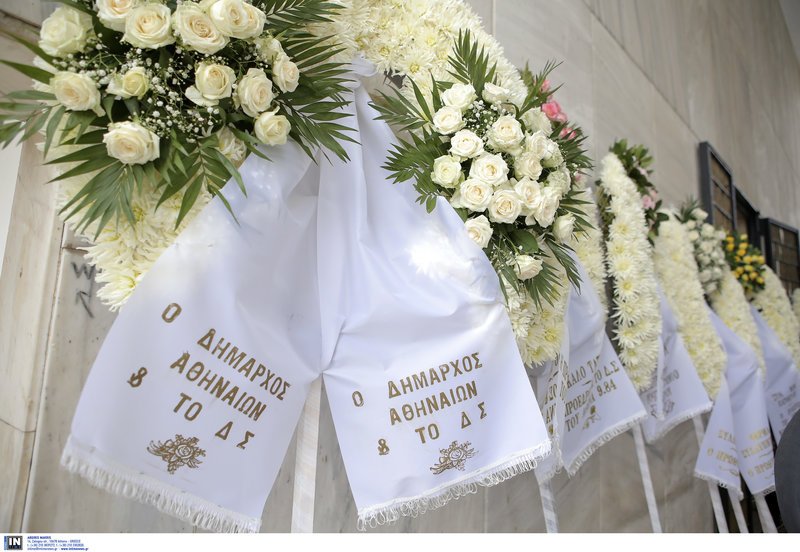 Πολιτικοί και καλλιτέχνες έδωσαν το παρών στην πολιτική κηδεία του Μάνου Ελευθερίου [εικόνες] | iefimerida.gr 4