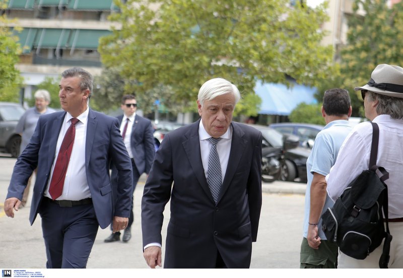 Πολιτικοί και καλλιτέχνες έδωσαν το παρών στην πολιτική κηδεία του Μάνου Ελευθερίου [εικόνες] | iefimerida.gr 0