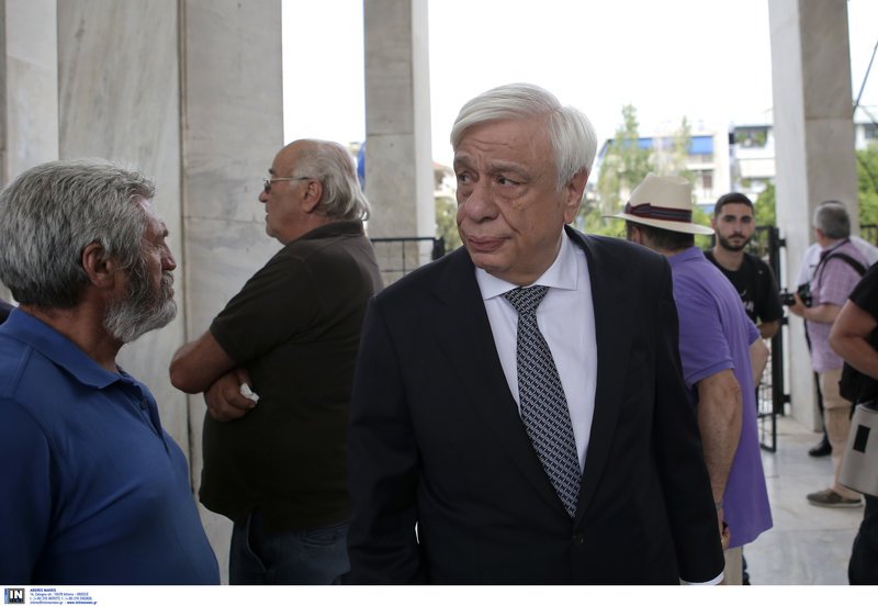 Πολιτικοί και καλλιτέχνες έδωσαν το παρών στην πολιτική κηδεία του Μάνου Ελευθερίου [εικόνες] | iefimerida.gr 1