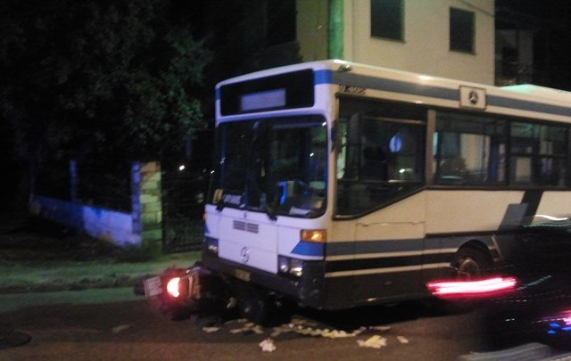 Βόλος: 60χρονος ζει από θαύμα – Η μηχανή του «σφήνωσε» κάτω από λεωφορείο [εικόνα] | iefimerida.gr 0