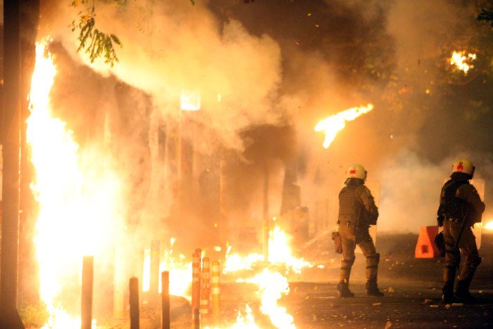 Κλεφτοπόλεμος ΜΑΤ-Κουκουλοφόρων στα Εξάρχεια [εικόνες & βίντεο] | iefimerida.gr 7