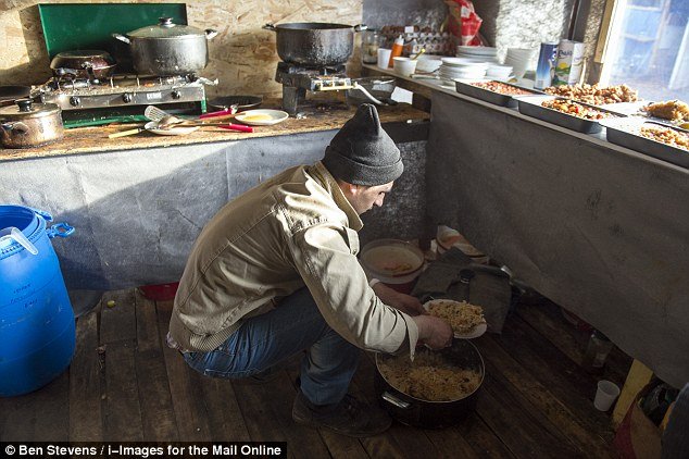 Ο σεφ των μεταναστών στη «Ζούγκλα» του Καλαί [εικόνες] | iefimerida.gr 3