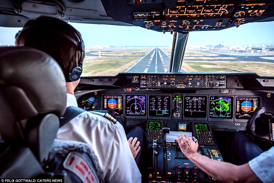 Με τα μάτια ενός πιλότου -Μέσα σε ένα κόκπιτ εν ώρα πτήσης [εικόνες] | iefimerida.gr 8