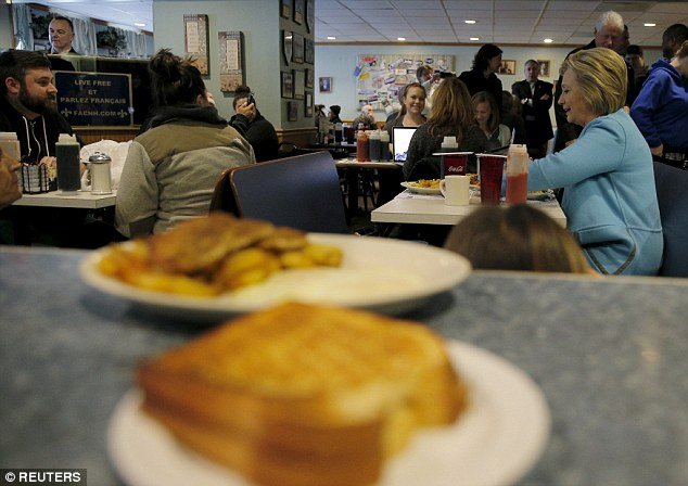 Χίλαρι και Μπιλ Κλίντον τρώνε πρωινό και κάνουν προεκλογική εκστρατεία [εικόνες] | iefimerida.gr 2