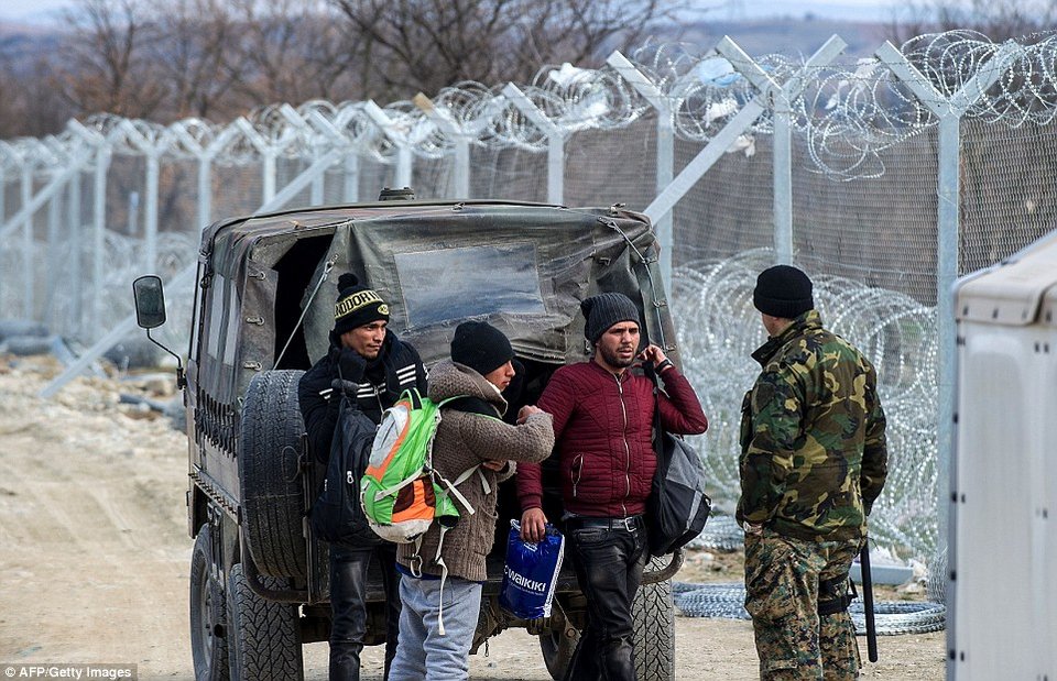 Τα Σκόπια σηκώνουν δεύτερο φράχτη στα σύνορα με την Ελλάδα μήκους 30 χλμ [εικόνες] | iefimerida.gr 3