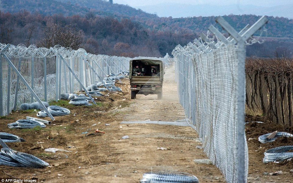 Τα Σκόπια σηκώνουν δεύτερο φράχτη στα σύνορα με την Ελλάδα μήκους 30 χλμ [εικόνες] | iefimerida.gr 1