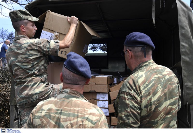 Ο στρατός μοιράζει τρόφιμα σε πυρόπληκτους στο Μάτι -Στην Αργυρά Ακτή [εικόνες] | iefimerida.gr 1