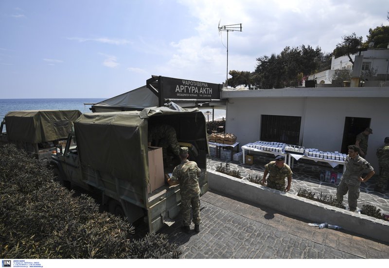 Ο στρατός μοιράζει τρόφιμα σε πυρόπληκτους στο Μάτι -Στην Αργυρά Ακτή [εικόνες] | iefimerida.gr 5