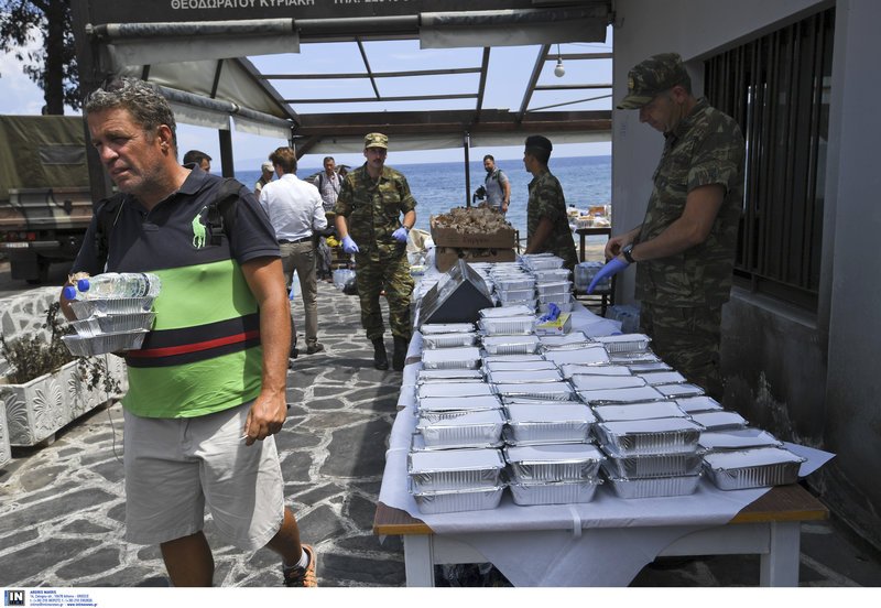Ο στρατός μοιράζει τρόφιμα σε πυρόπληκτους στο Μάτι -Στην Αργυρά Ακτή [εικόνες] | iefimerida.gr 4