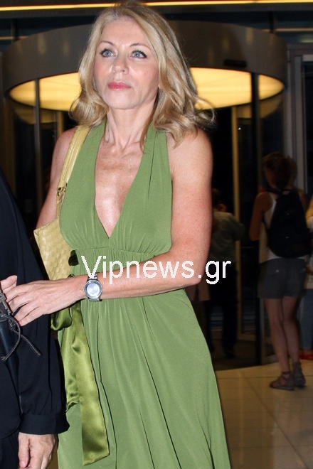 Η Ελλη Στάη με βαθύ  αποκαλυπτικό ντεκολτέ και σμαραγδί φόρεμα, πήγε στον Μπαρίσνικοφ [εικόνες] | iefimerida.gr 0