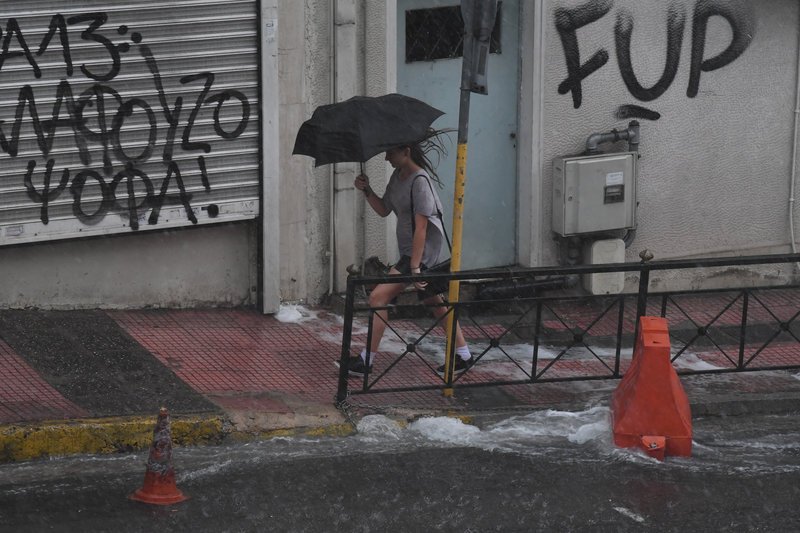 Ισχυρή καταιγίδα στην Αττική: Χάος στους δρόμους, εγκλωβίστηκαν οδηγοί [εικόνες & βίντεο] | iefimerida.gr 4