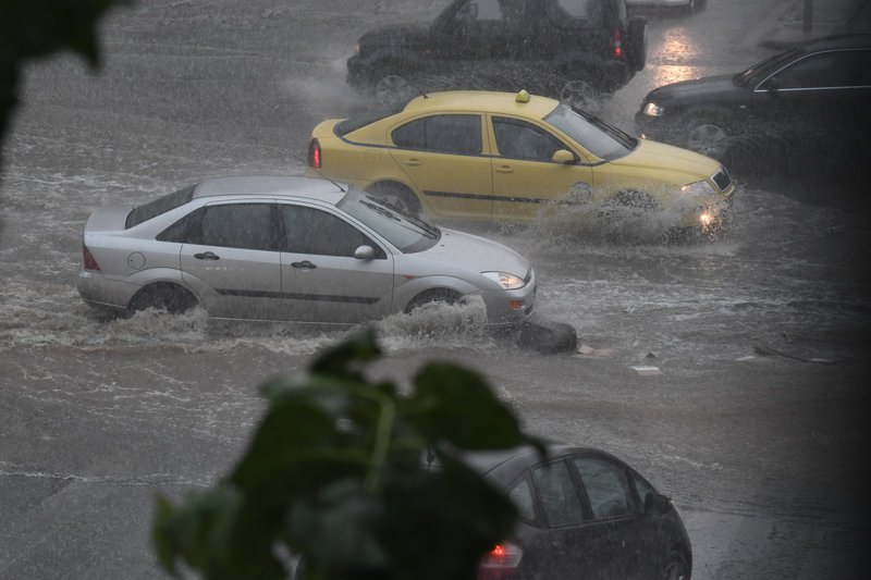 Ισχυρή καταιγίδα στην Αττική: Χάος στους δρόμους, εγκλωβίστηκαν οδηγοί [εικόνες & βίντεο] | iefimerida.gr 5