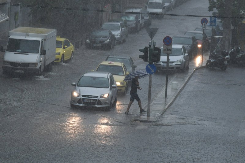 Ισχυρή καταιγίδα στην Αττική: Χάος στους δρόμους, εγκλωβίστηκαν οδηγοί [εικόνες & βίντεο] | iefimerida.gr 0
