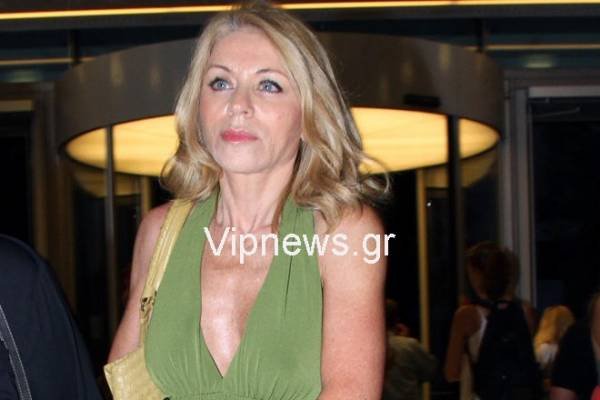 Η Ελλη Στάη με βαθύ  αποκαλυπτικό ντεκολτέ και σμαραγδί φόρεμα, πήγε στον Μπαρίσνικοφ [εικόνες] | iefimerida.gr 2