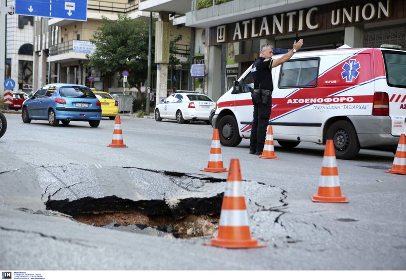Καθίζηση 2 μέτρων στη λεωφόρο Μεσογείων εξαιτίας της καταιγίδας