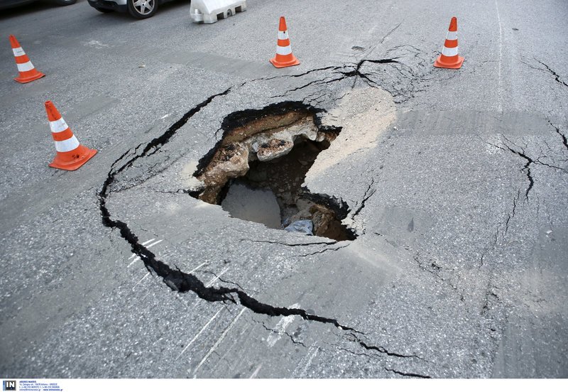 Τρύπες σε δρόμους της Αθήνας λόγω καθίζησης του εδάφους -Ανοιξαν τρεις μέσα σε τρεις ημέρες [εικόνες] | iefimerida.gr 2