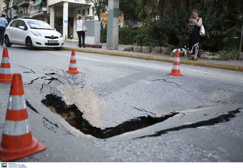 Τρύπες σε δρόμους της Αθήνας λόγω καθίζησης του εδάφους -Ανοιξαν τρεις μέσα σε τρεις ημέρες [εικόνες] | iefimerida.gr 1