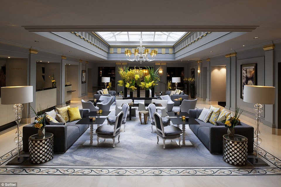 Γιατί όλοι οι διεθνούς φήμης μόδιστροι όταν επισκέπτονται το Παρίσι μένουν σε αυτό το ξενοδοχείο; [εικόνες] | iefimerida.gr 1