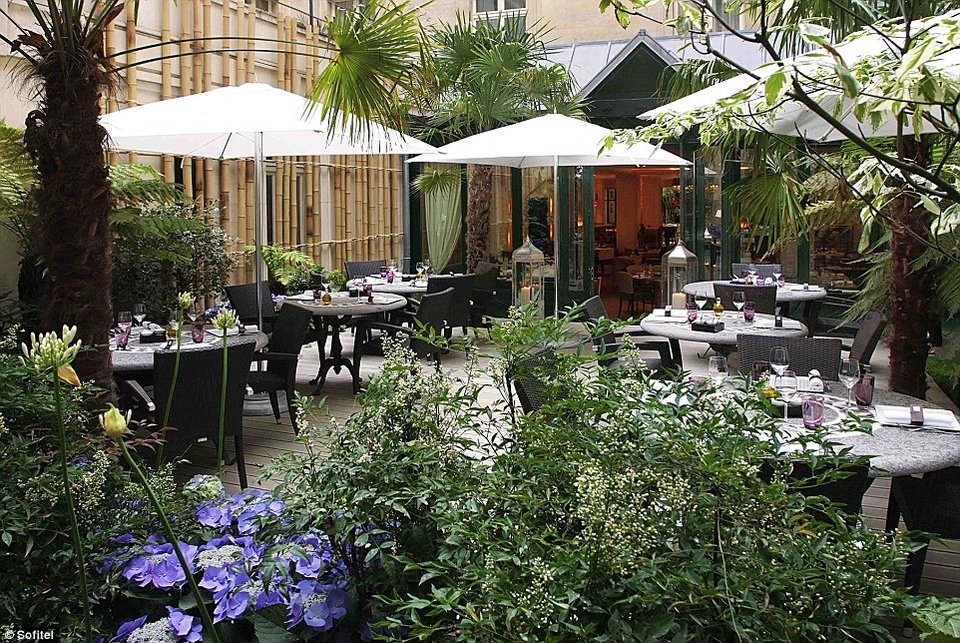 Γιατί όλοι οι διεθνούς φήμης μόδιστροι όταν επισκέπτονται το Παρίσι μένουν σε αυτό το ξενοδοχείο; [εικόνες] | iefimerida.gr 12