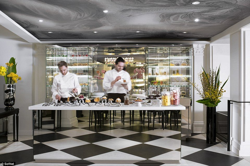 Γιατί όλοι οι διεθνούς φήμης μόδιστροι όταν επισκέπτονται το Παρίσι μένουν σε αυτό το ξενοδοχείο; [εικόνες] | iefimerida.gr 6