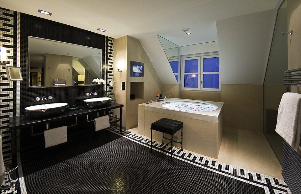 Γιατί όλοι οι διεθνούς φήμης μόδιστροι όταν επισκέπτονται το Παρίσι μένουν σε αυτό το ξενοδοχείο; [εικόνες] | iefimerida.gr 9