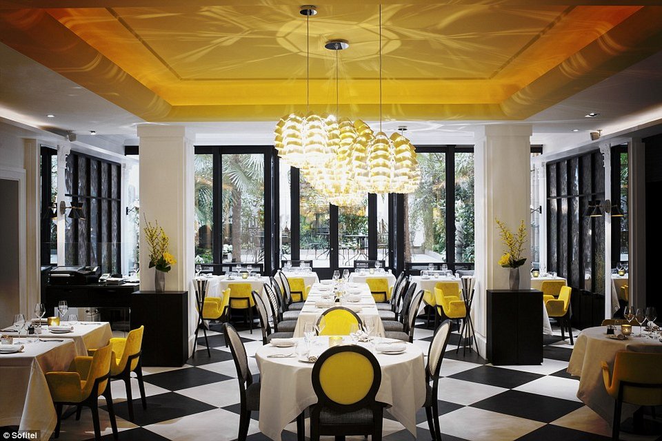 Γιατί όλοι οι διεθνούς φήμης μόδιστροι όταν επισκέπτονται το Παρίσι μένουν σε αυτό το ξενοδοχείο; [εικόνες] | iefimerida.gr 5