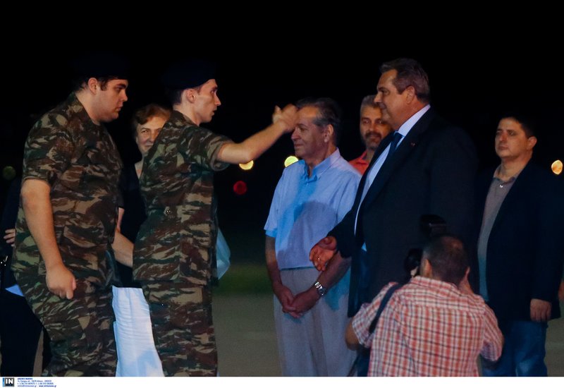 Ο Λοχίας Δημήτρης Κούκλατζης χαιρετάει τον Πάνο Καμμένο/Φωτογραφία Intime