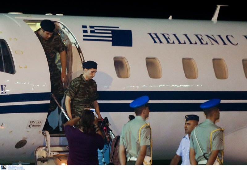 Η αποβίβαση από το πρωθυπουργικό αεροσκάφος/Φωτογραφία Intime